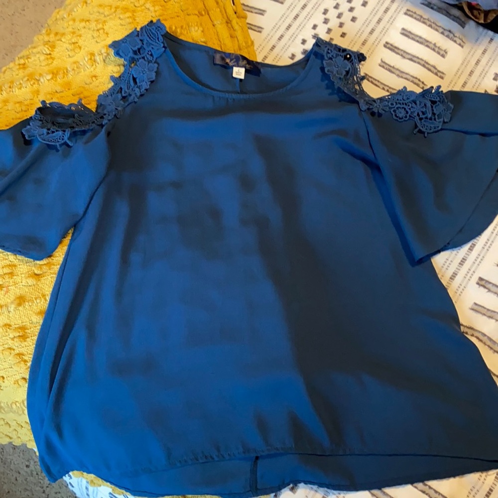Women’s Cold-shoulder Blouse